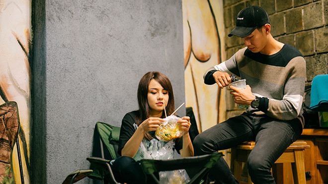 Vượt 30 km, Quang Đăng mang trà sữa, bánh tráng trộn đến mừng sinh nhật Thái Trinh Ảnh 2