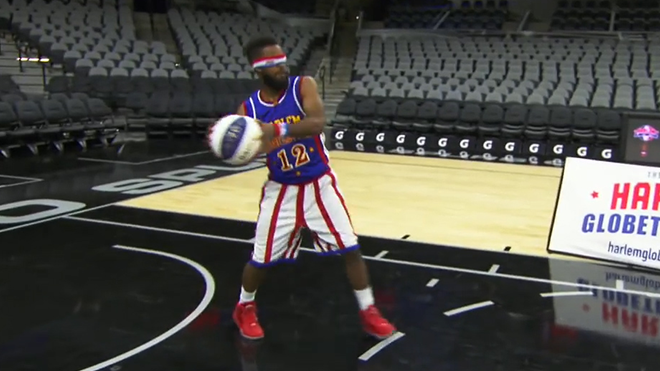 Đố bạn ném bóng rổ 'dị' như các 'siêu nhân' trong video dưới đây! Ảnh 2