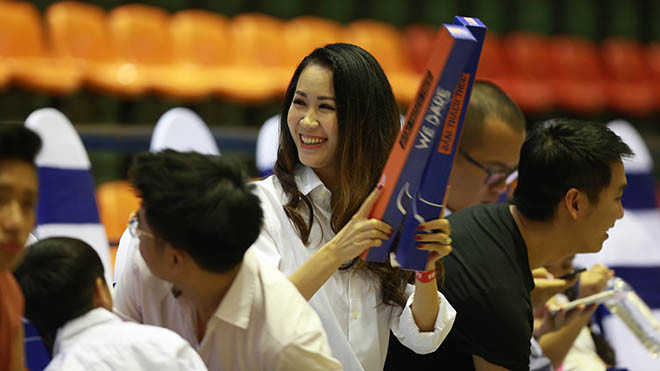 MC Phan Anh và hoa hậu Dương Thùy Linh 'xoã' hết cỡ với Hanoi Buffaloes Ảnh 2