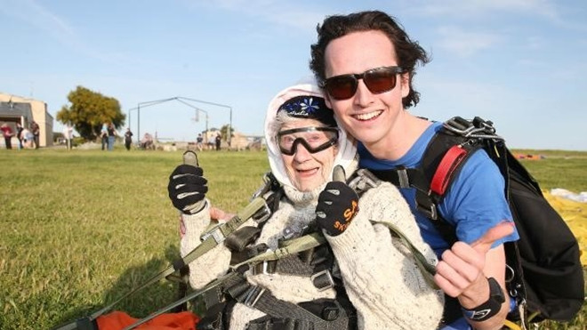 Cụ bà 101 tuổi nhảy dù ở độ cao hơn 4 nghìn mét Ảnh 2