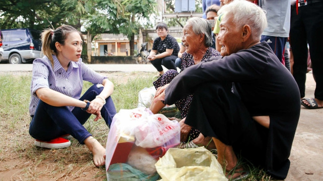 Mỹ Tâm lại gây sốt với hình ảnh ngồi bệt xuống vệ đường giao lưu cùng các cụ bà Ảnh 2