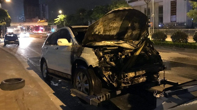 Đi vào đường BRT ô tô, xe máy tông nhau bốc cháy ngùn ngụt Ảnh 2