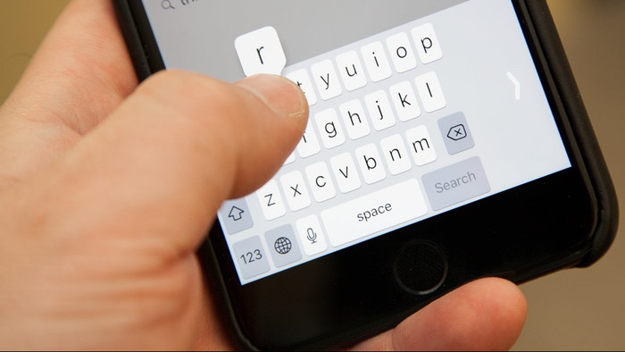 iPhone to quá khổ để có thể gõ phím bằng 1 tay? iOS 11 và thủ thuật sau sẽ giải quyết triệt để Ảnh 2