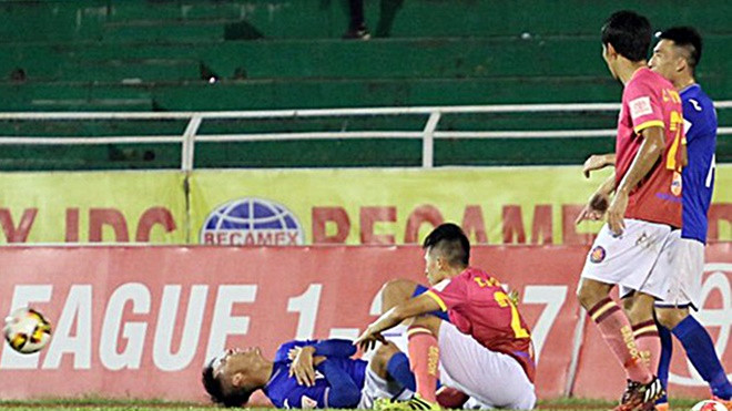 Sao trẻ đạp vào ngực Mạc Hồng Quân nhận án phạt thích đáng Ảnh 2