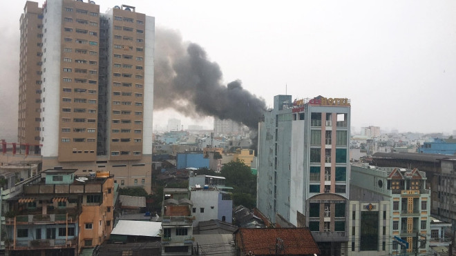 Mưa lớn, sét đánh cháy nhà ở TP HCM Ảnh 2