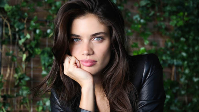 Bỏ qua vụ 'hục hặc' Cavani, Neymar tìm bình yên bên cô bạn siêu mẫu Sara Sampaio Ảnh 2