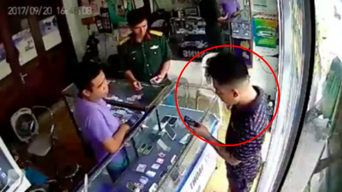 Hà Nội: Vờ mua hàng, nam thanh niên cướp điện thoại trắng trợn Ảnh 2