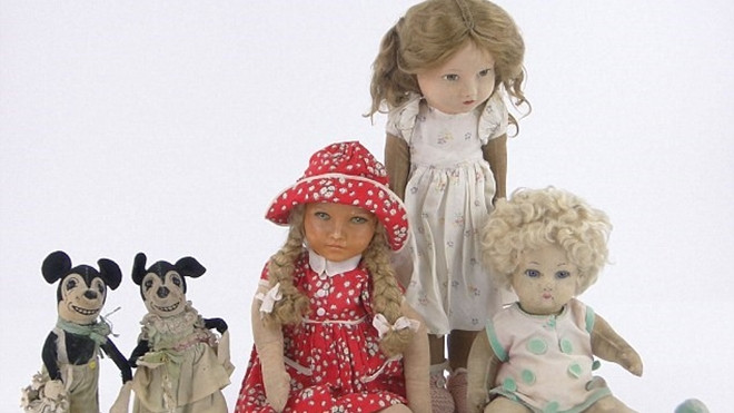 Bất ngờ về những 'cụ' búp bê 90 tuổi của Nữ hoàng Anh Ảnh 2