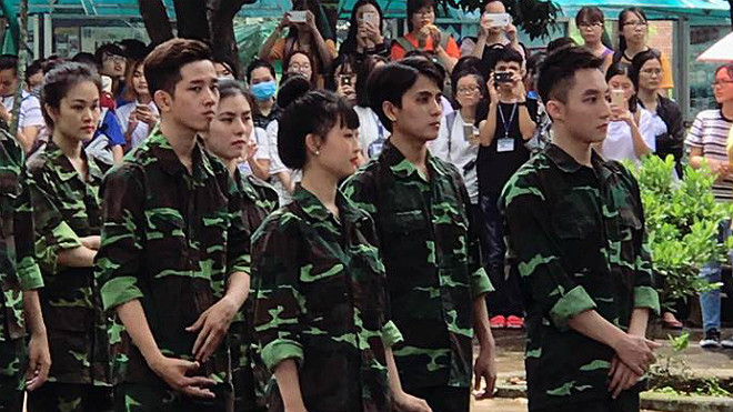 Fan 'đứng ngồi không yên' trước hình ảnh điển trai của Sơn Tùng M-TP trong trang phục quân đội Ảnh 2