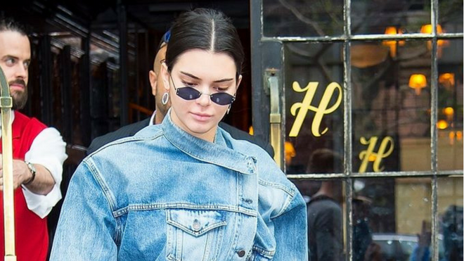 Không hổ danh fashion icon, Kendall vừa 'sáng tạo' cách diện áo khoác denim hoàn toàn mới! Ảnh 2