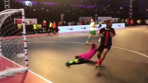 Ronaldinho 'xỏ kim' thủ môn ghi bàn khiến fan hò reo ầm ĩ Ảnh 2