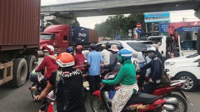 Cửa ngõ TP HCM ùn tắc nghiêm trọng chiều cuối tuần Ảnh 2