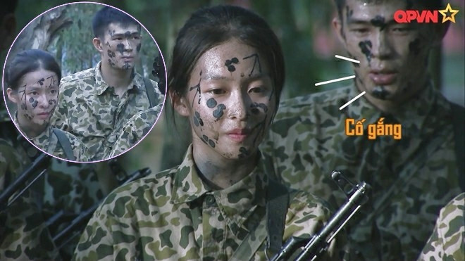 Ấp úng vì quên bài, Khả Ngân được 'soái ca' quân đội nhiệt tình hỗ trợ Ảnh 2