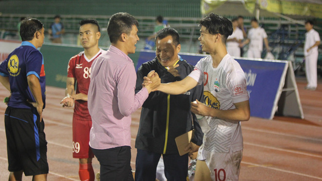 Công Vinh 'tát yêu', an ủi Công Phượng sau trận đấu tranh cãi Ảnh 2