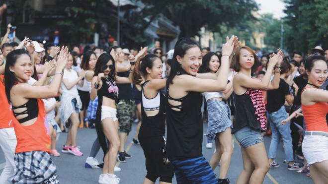 Hà Nội: Hàng trăm người 'náo loạn' với màn nhảy tập thể sôi động trên phố đi bộ Ảnh 2