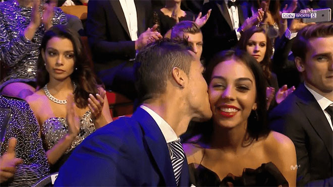 Tin buồn cho các fan nữ: Cristiano Ronaldo đã ấn định ngày cưới! Ảnh 2