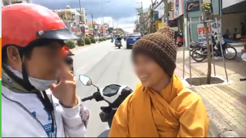 Bắt quả tang 'ni cô' giả mạo khất thực trên phố để lừa gạt Ảnh 2