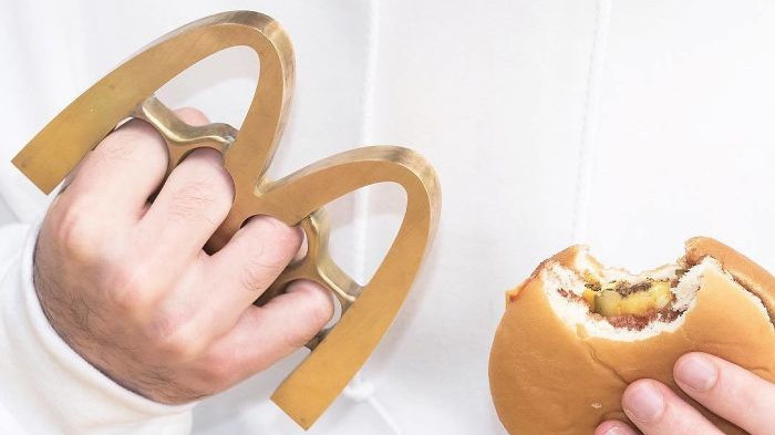 Choáng ngợp trước những vũ khí dao kiếm thực thụ đến từ Facebook, Nike hay McDonald's Ảnh 2