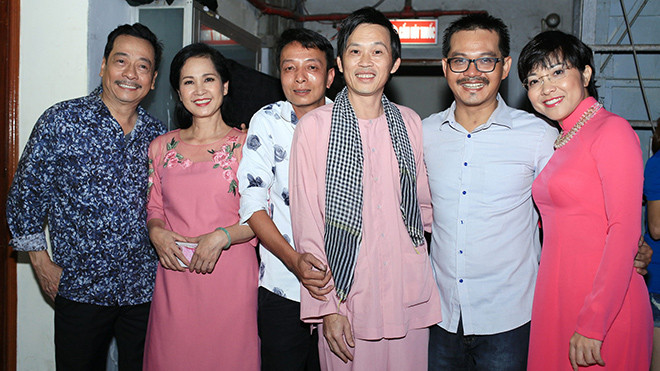 Hoài Linh vui mừng hội ngộ 'người phán xử' Hoàng Dũng và 'mẹ chồng' Lan Hương Ảnh 2