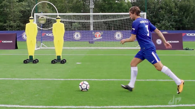 Sao Chelsea biểu diễn kỹ thuật đá phạt như trên máy tính Ảnh 2