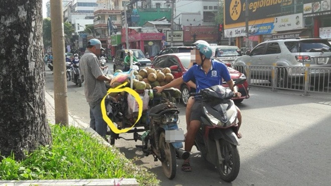 Clip: Bắt quả tang người bán dùng thủ thuật khiến những quả dừa ngọt lịm hút khách ở Sài Gòn Ảnh 2