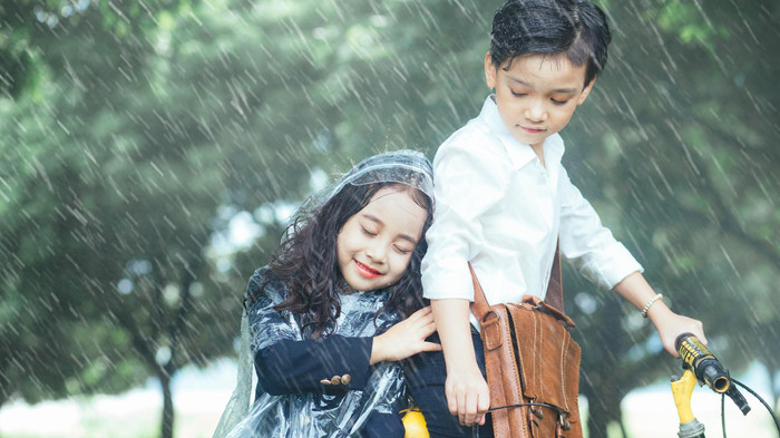 Sau nhiều tuần 'gây bão', giờ đã xuất hiện Em Gái Mưa phiên bản nhí cực dễ thương! Ảnh 2