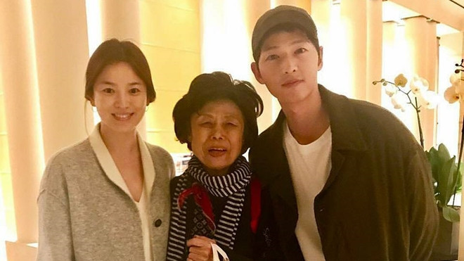 Hình ảnh tình tứ hiếm hoi của Song Joong Ki và Song Hye Kyo tại Pháp Ảnh 2