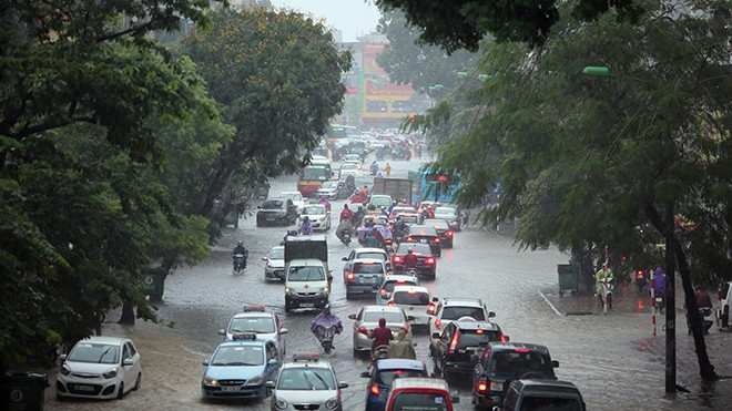 Hà Nội bước vào đợt mưa thu đầu tiên trong năm, trời se lạnh Ảnh 2