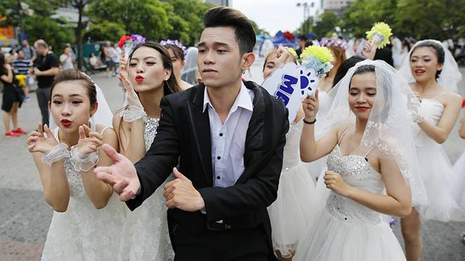 Hàng chục cô dâu, chú rể nhảy flashmob khiến phố đi bộ Nguyễn Huệ 'tắc nghẽn' Ảnh 2