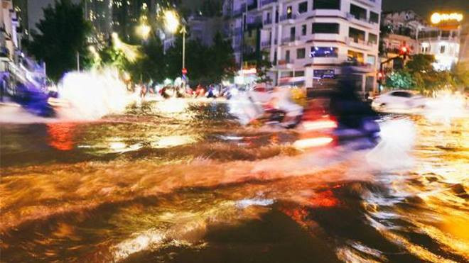 Khu phố nhà giàu ở Sài Gòn chìm trong biển nước mênh mông sau cơn mưa lớn kèm sấm sét Ảnh 2
