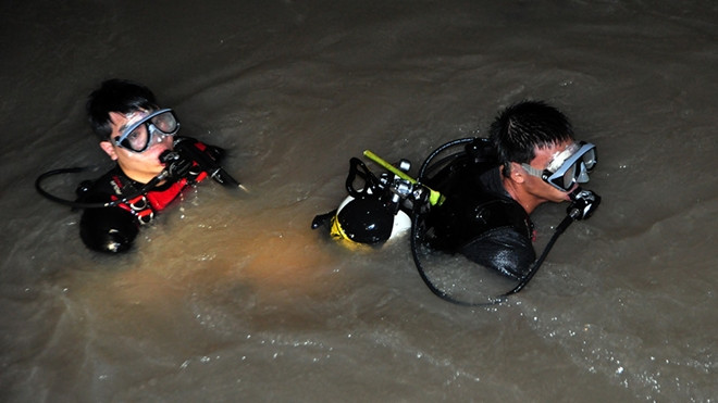 Cảnh sát trầm mình dưới suối lạnh tìm người bị nước cuốn trong đêm Ảnh 2