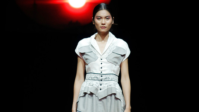 Quán quân Kim Dung diện váy xẻ cao, lần đầu làm vedette tại Tuần lễ Thời trang VN Ảnh 2