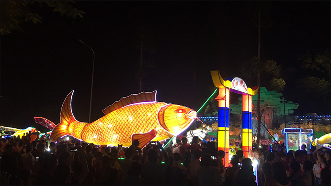 Du khách choáng với 120 xe đèn lồng khổng lồ diễu hành dịp Trung thu ở Tuyên Quang Ảnh 2