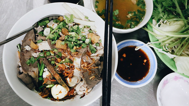 Quán hủ tiếu mở cửa 24/24 thu hút thực khách bằng loại nước sốt đặc biệt Ảnh 2