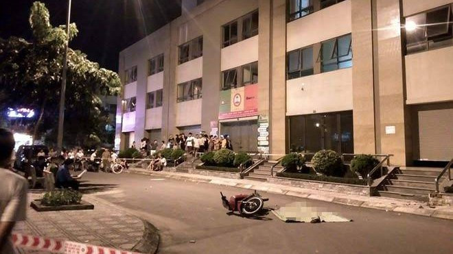 Hà Nội: Cô gái trẻ rơi từ tầng 25 xuống đất tử vong, suýt trúng người đàn ông đi xe máy Ảnh 2