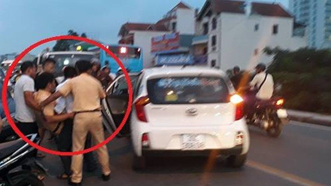 Tin mới nhất vụ xe máy kẹp 3 đâm CSGT bị thương, nam thanh niên để lại 2 bạn rồi bỏ trốn Ảnh 2