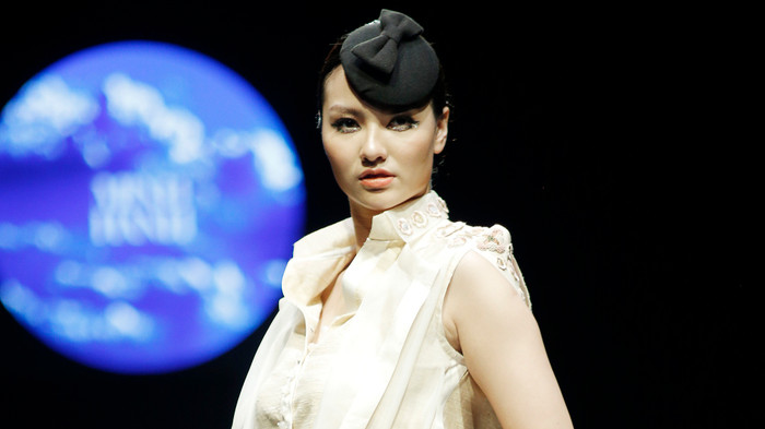 Chưa hết 'phát tướng', Hồng Quế vẫn không ngán sải bước trên sàn diễn Xuân Hè Ảnh 2