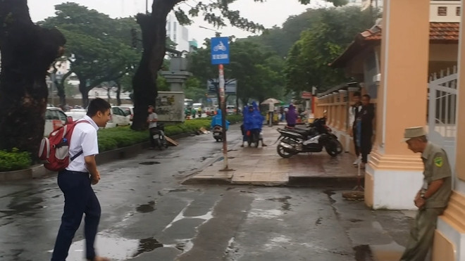 Gặp bác bảo vệ già trong câu chuyện mỗi sáng, học sinh trường Lê Hồng Phong lễ phép cúi chào Ảnh 2