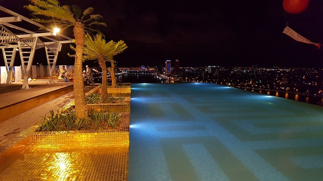 Cận cảnh 'bể bơi vô cực dát vàng 24K' lớn nhất thế giới ở Đà Nẵng Ảnh 2