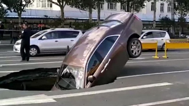 Hố tử thần nuốt chửng Roll Royce trên đường phố Trung Quốc Ảnh 2