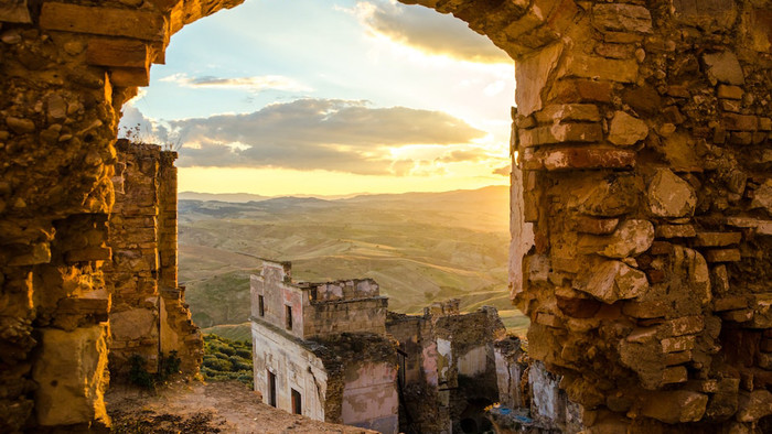 Những ngôi làng bị bỏ hoang nổi tiếng trên thế giới Ảnh 2