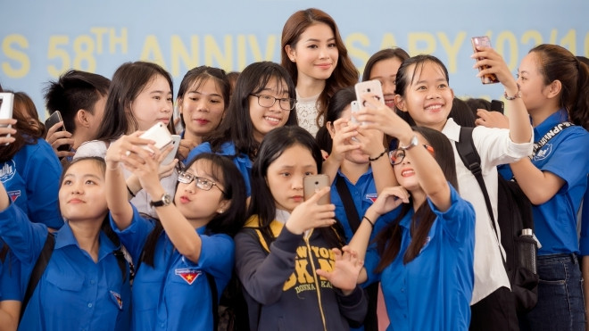 Tròn 2 năm sau ngày đăng quang, Phạm Hương trở lại Nha Trang trong 'vòng vây' người hâm mộ Ảnh 2