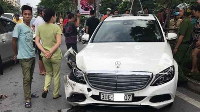 Điều khiển Mercedes gây tai nạn liên hoàn, tài xế cố thủ trong xe Ảnh 2