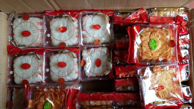 Từ bánh Trung thu 'to tổ chảng' đến loại giá 10.000 đồng/chiếc: Nhiều người vừa mua vừa run Ảnh 2