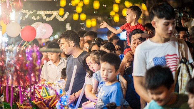 'Trung thu nhất định phải lên Hàng Mã', nên 'biển người' phải nhích từng bước một Ảnh 2