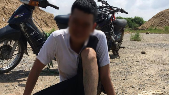 Đi xe máy đến cầu Nhật Tân tự vẫn, rơi xuống rồi nam thanh niên lại hối hận bơi vào bờ Ảnh 2