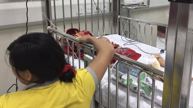 Bé trai 14 tháng tuổi nguy kịch, phải nhập viện cấp cứu vì uống nhầm dầu Ảnh 2