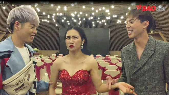 Hội chị em 'Hoa dâm bụt' tái ngộ: Hòa Minzy dạy Đức Phúc cách cười duyên 60 độ, trêu Erik nghèo không đủ tiền mua áo Ảnh 2