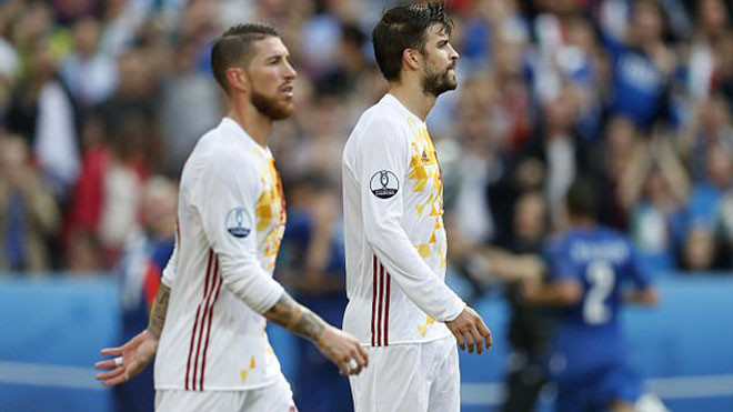 Vì đại cục, Pique và Ramos trở lại làm 'anh em' Ảnh 2