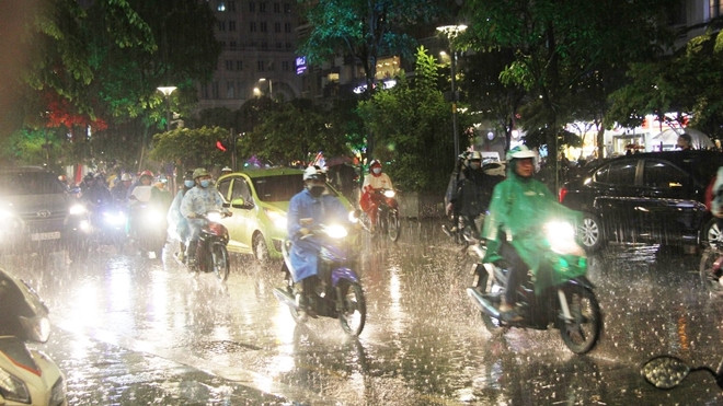 Sài Gòn mưa lớn, phố đi bộ vắng vẻ đêm trung thu Ảnh 2
